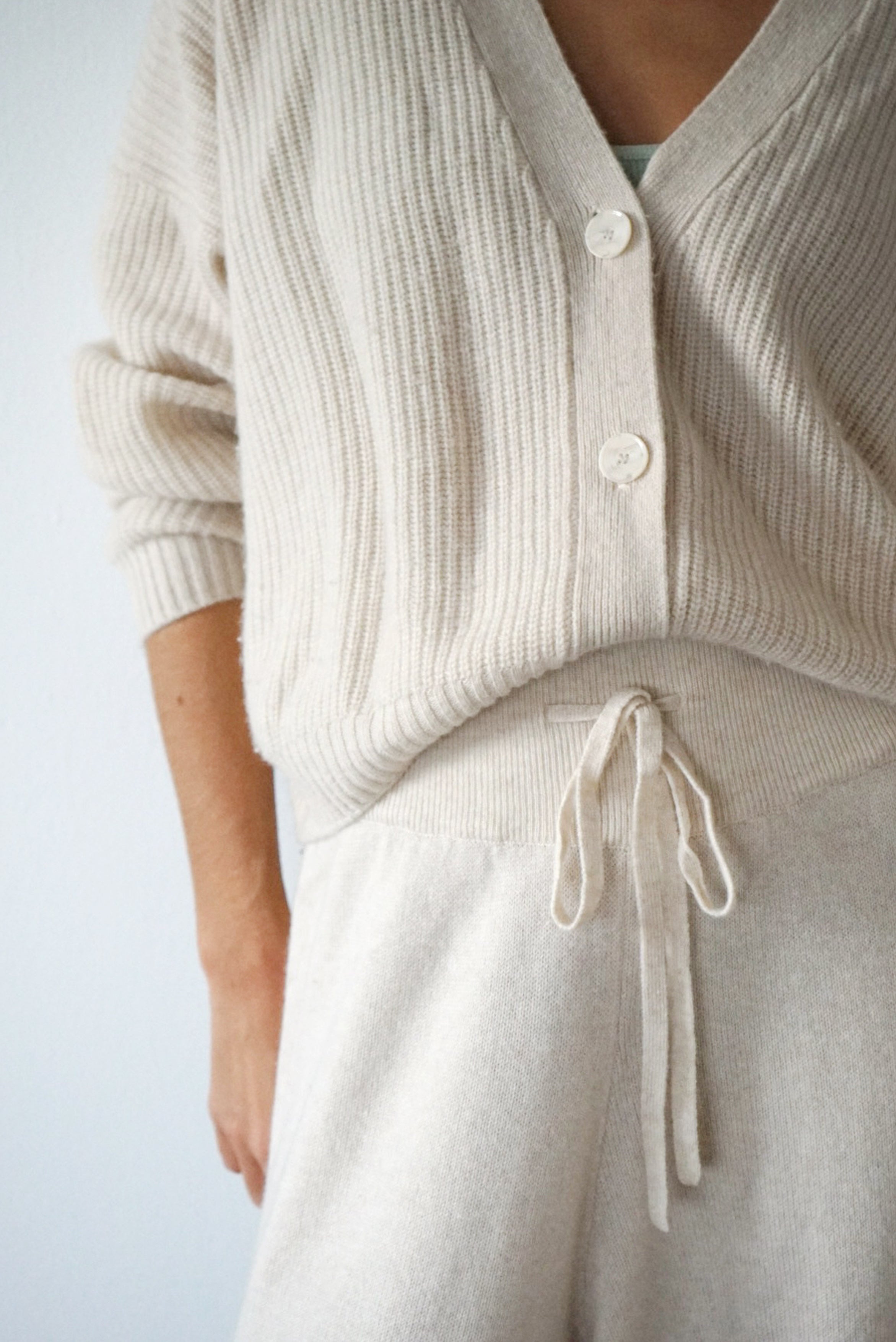 The Cashmere Muma Cropped Cardigan // Moon